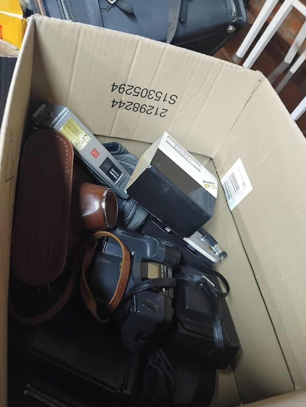 Lot 197 – A Collection of Vintage and Modern Cameras and Photographic Accessories