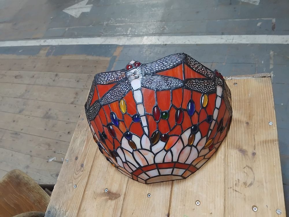 Lot 292 – Tiffany Style Stained Glass Dragonfly Wall Sconce Shade