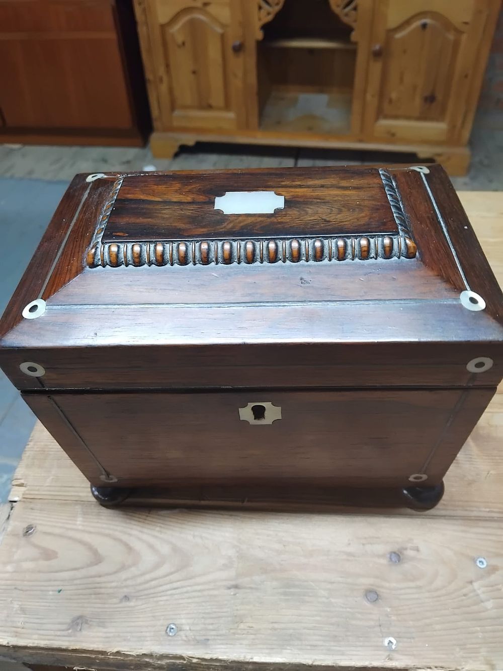 Lot 325 – A Regency Rosewood Sarcophagus Tea Caddy with Mother-of-Pearl Inlay