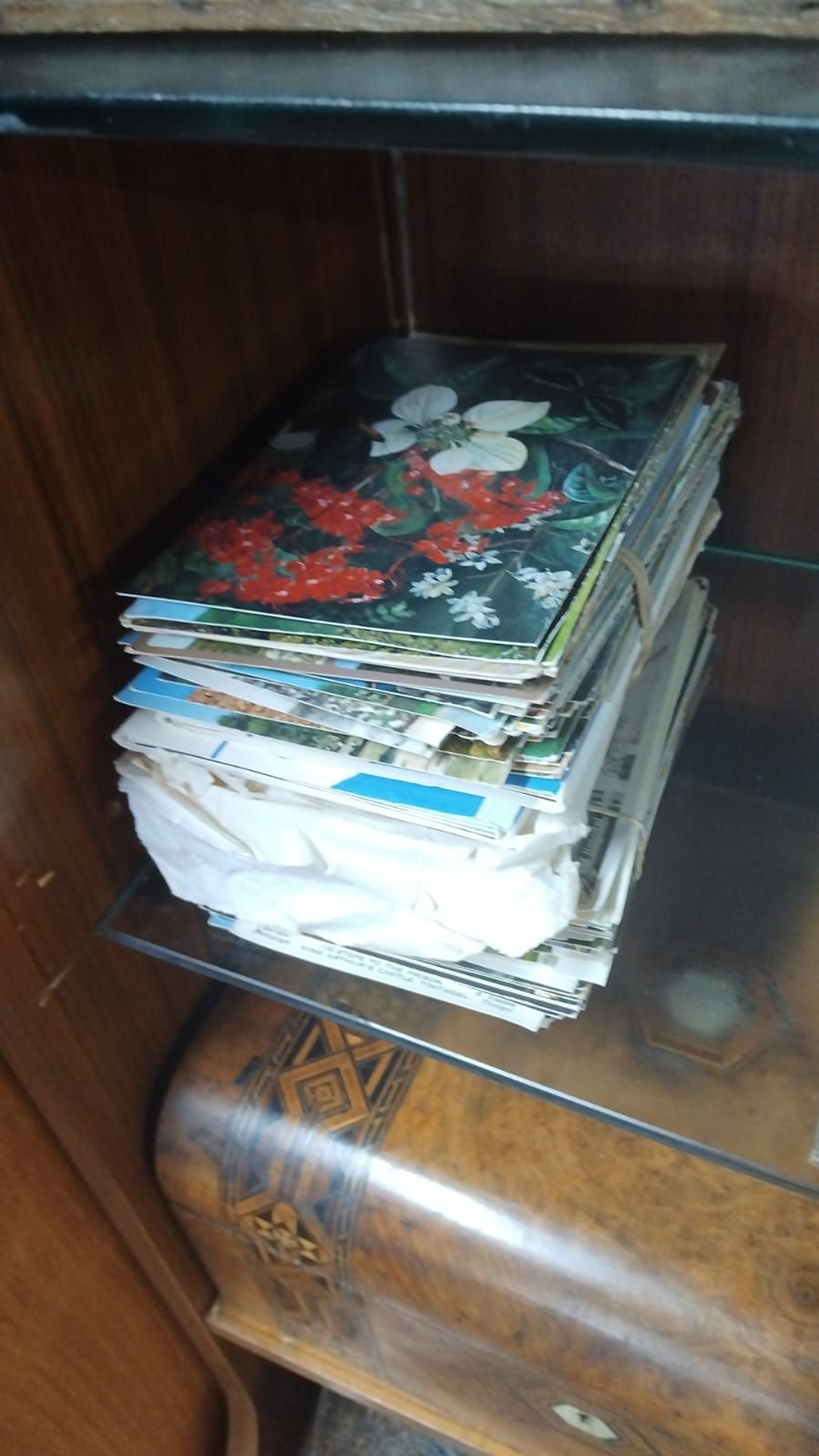 Lot 327 – A Collection of Vintage Postcards and Paper Ephemera