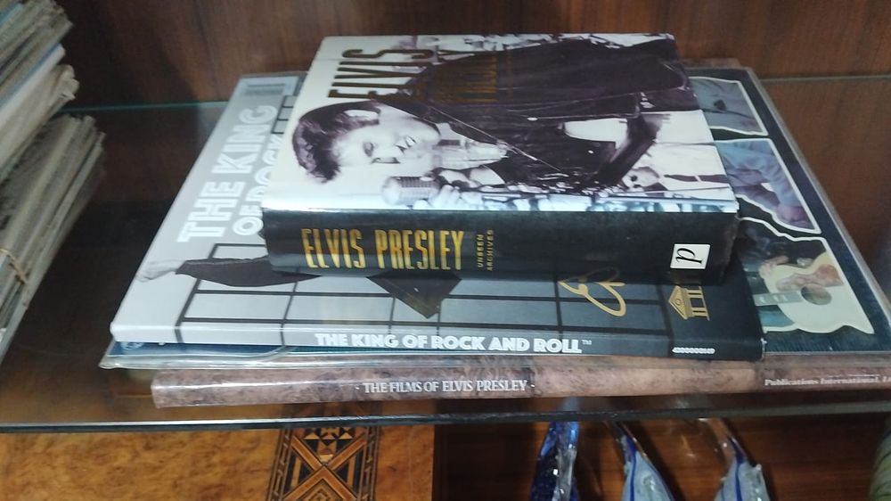 Lot 328 – A Collection of Elvis Presley Books and Printed Ephemera