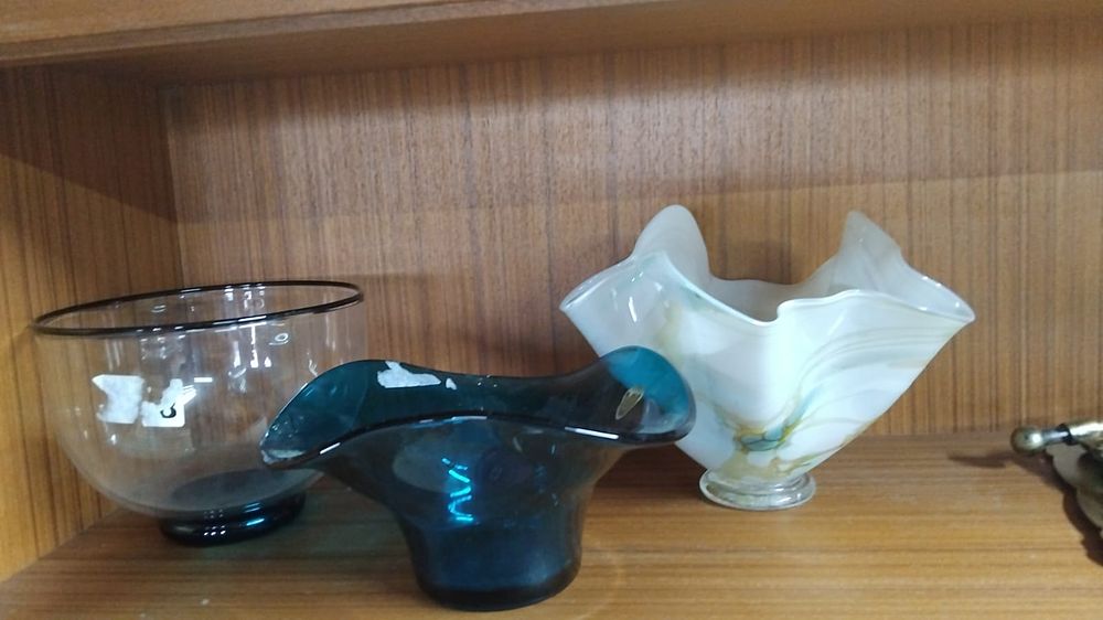 Lot 342 – A Trio of Mid-20th Century Decorative Art Glass Handkerchief Vases and Bowl
