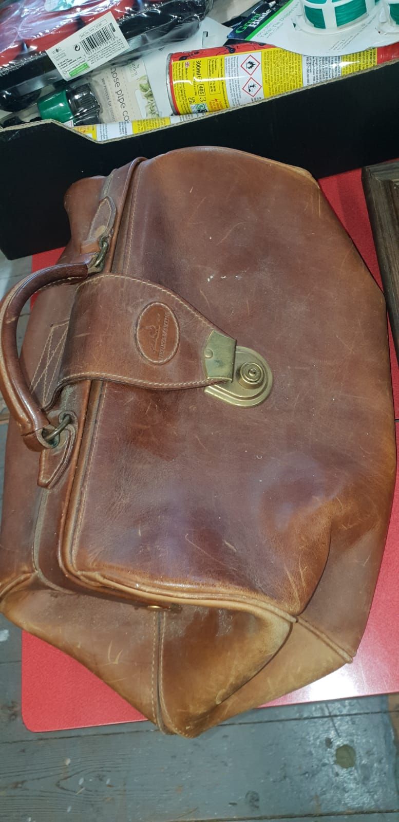 Lot 400 – Large Hunting World Gladstone Style Leather Travel Bag