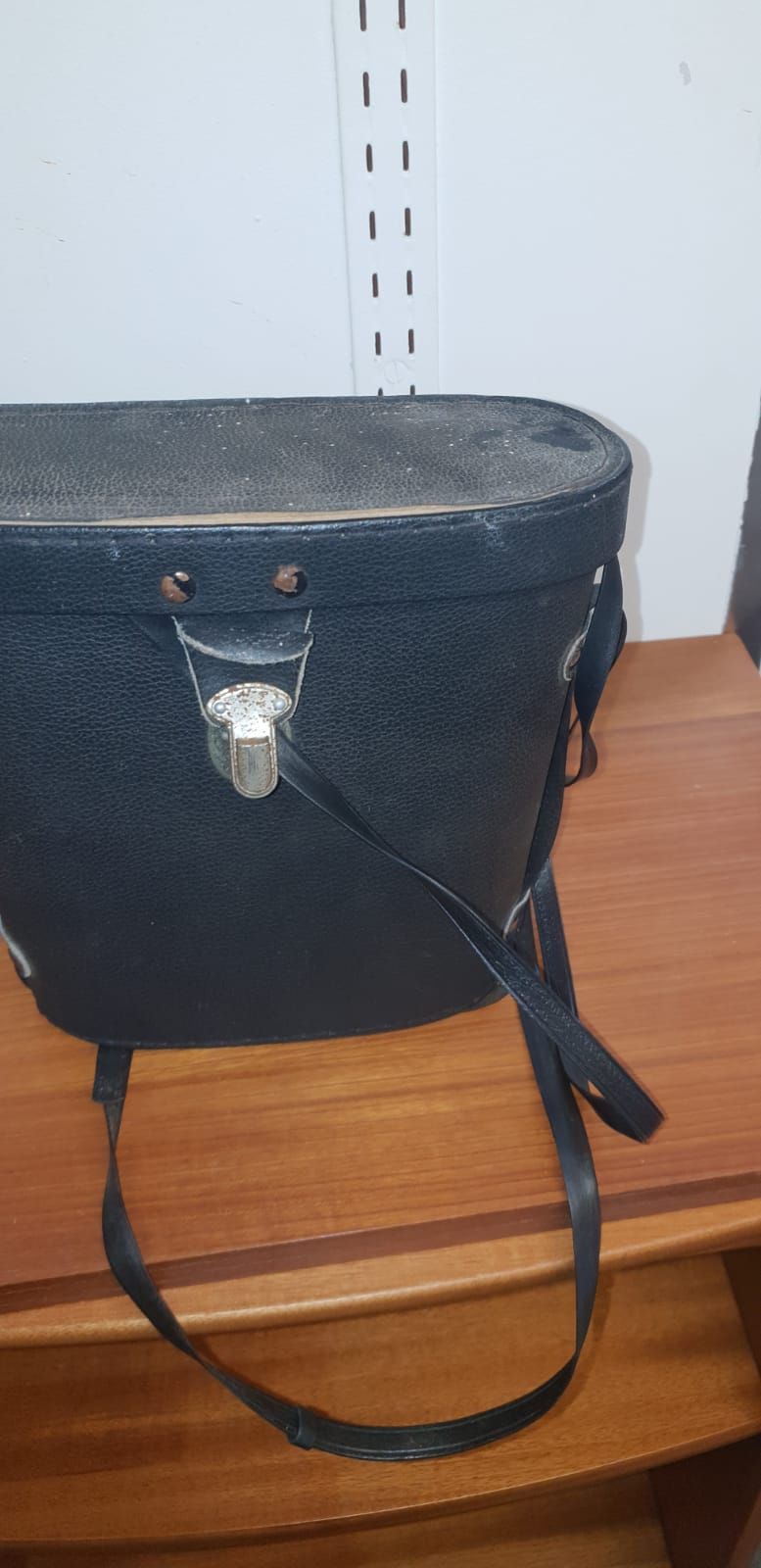 Lot 404 – A pair of vintage field binoculars in a fitted carrying case