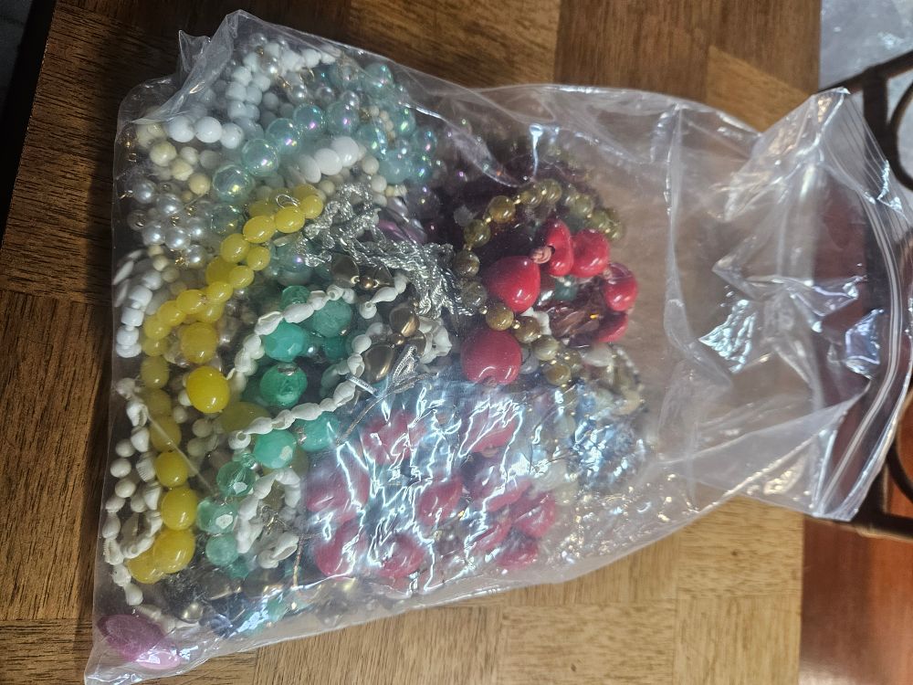 Lot 427 – An Assortment of Vintage and Contemporary Costume Jewellery