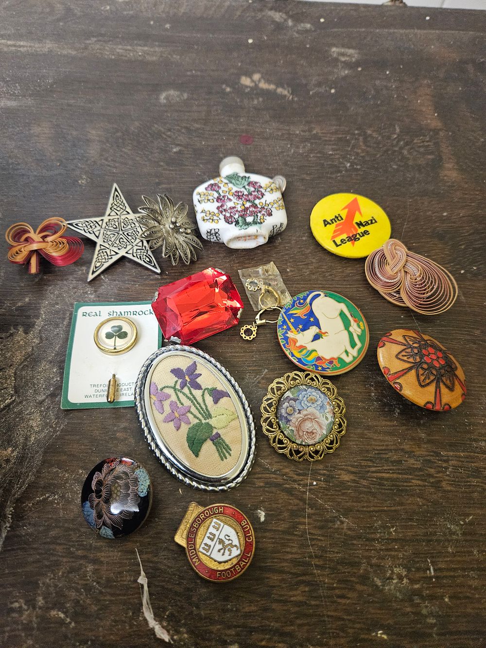 Lot 431 – A Collection of Vintage and Modern Brooches, Pins, and Badges
