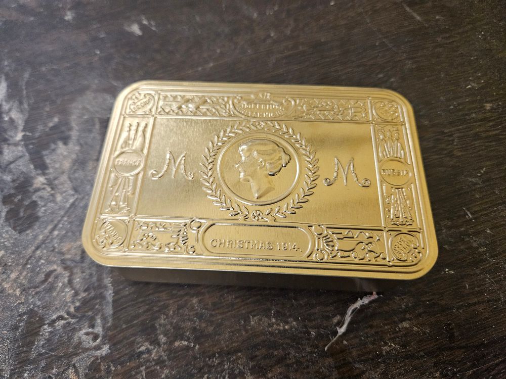 Lot 432 – Two First World War Commemorative Items including a Daily Mail Replica Princess Mary Tin