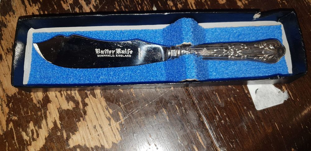 Lot 451 – A Vintage Sheffield Stainless Steel Butter Knife with a Queens Pattern Handle