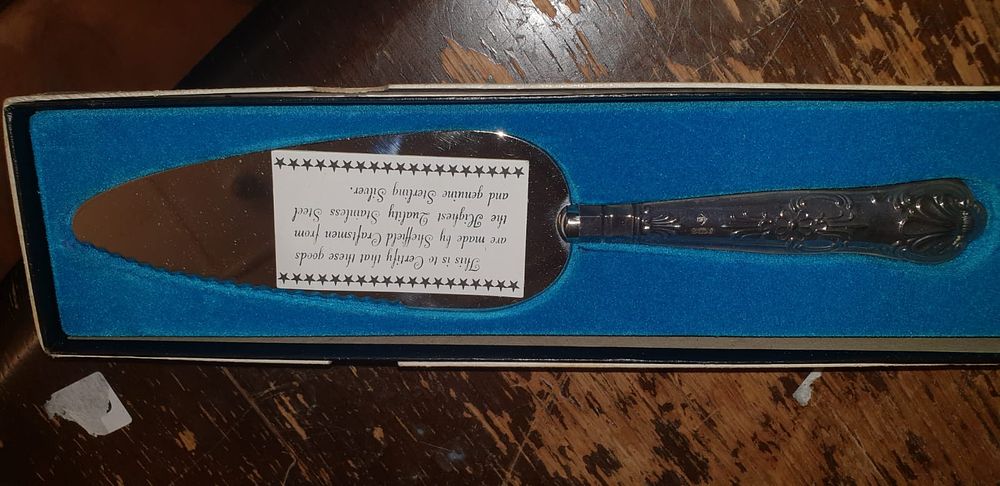 Lot 457 – Boxed Sheffield Sterling Silver Handled Cake Server, 1982