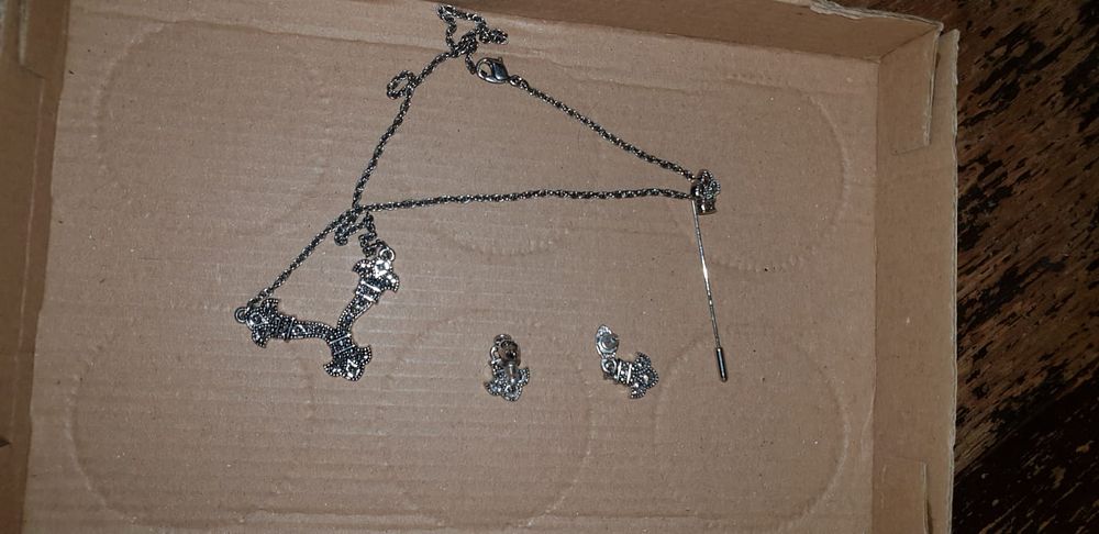 Lot 466 – A Set of Fleur-de-lis Motif Marcasite Jewellery
