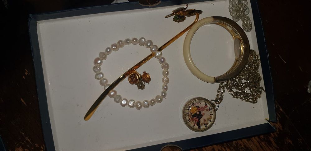 Lot 475 – An Assortment of Vintage Costume Jewellery including a Cultured Pearl Necklace and Pendant Watch