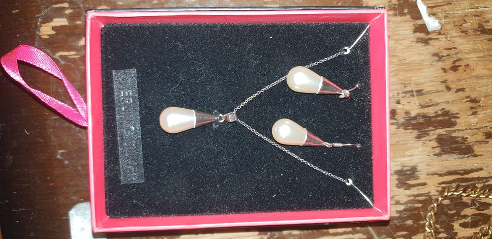 Lot 483 – A Sterling Silver and Simulated Pearl Pendant Necklace and Earring Set