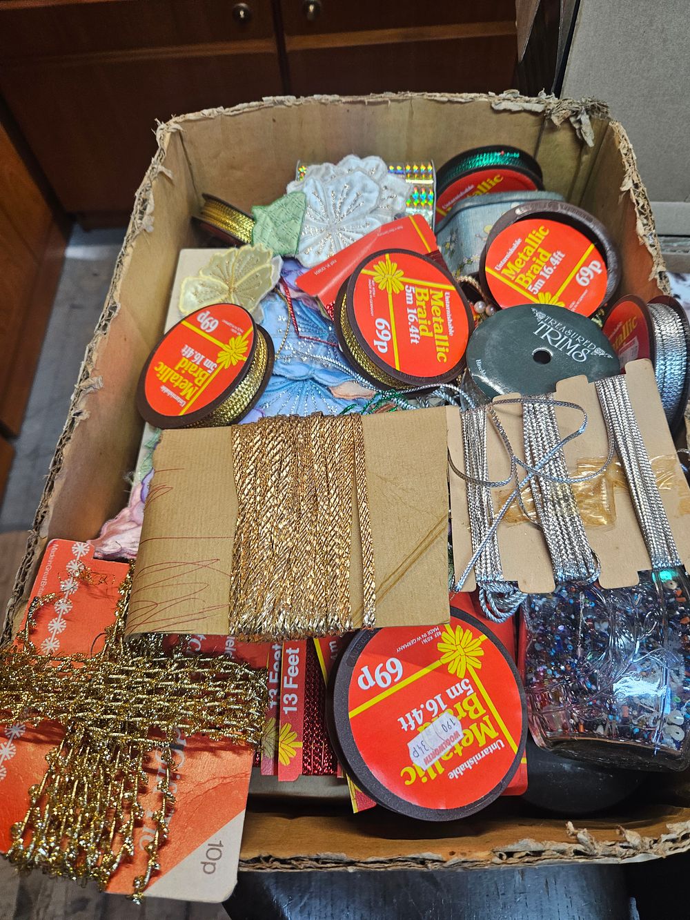 Lot 205 – An Assortment of Vintage Haberdashery and Craft Trims