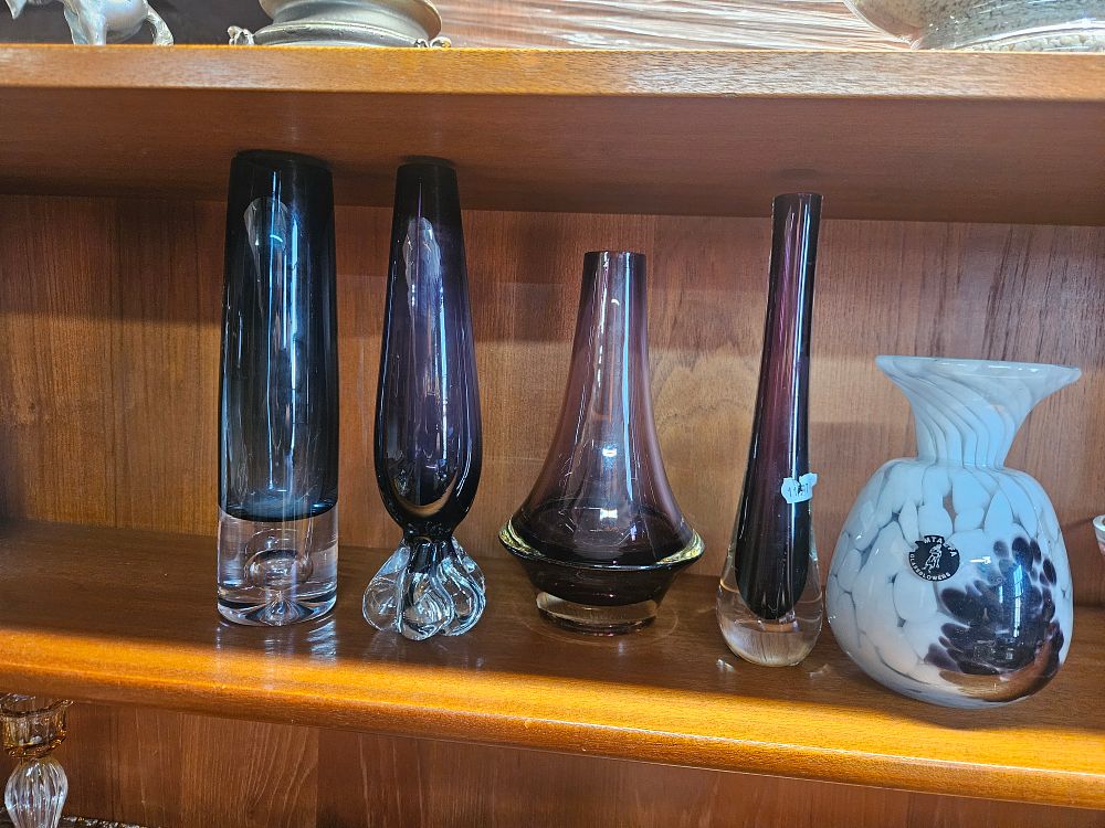 Lot 225 – A Collection of Mid-Century Modern and Contemporary Art Glass Vases