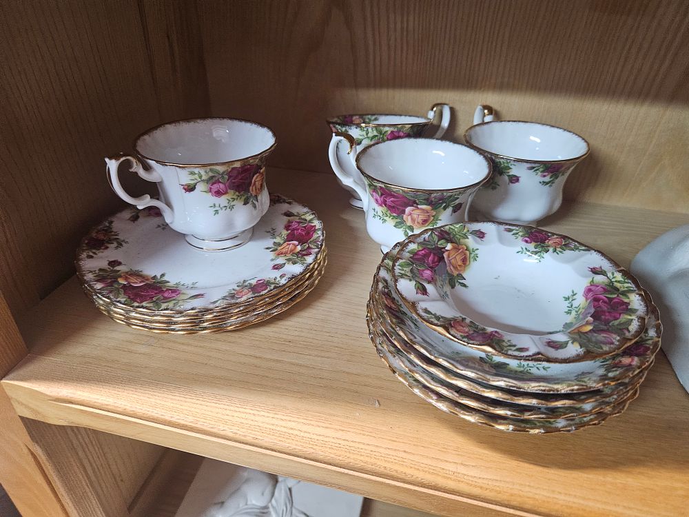 Lot 256 – Thirteen Pieces of Royal Albert Old Country Roses Pattern Bone China Tea and Dessert Wares