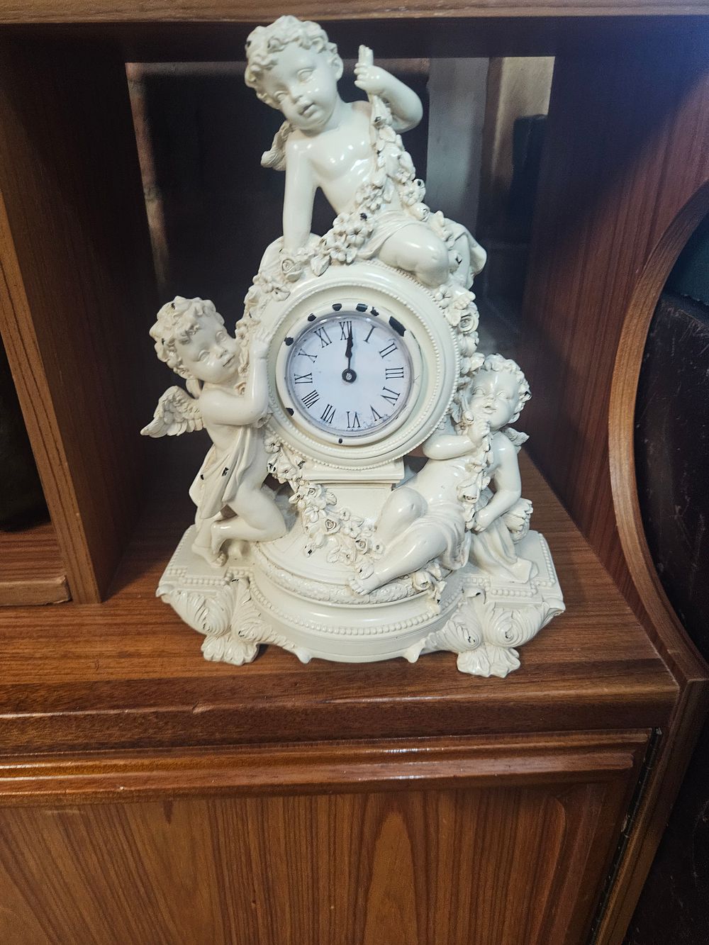 Lot 270 – A Rococo style resin mantel clock featuring cherubs