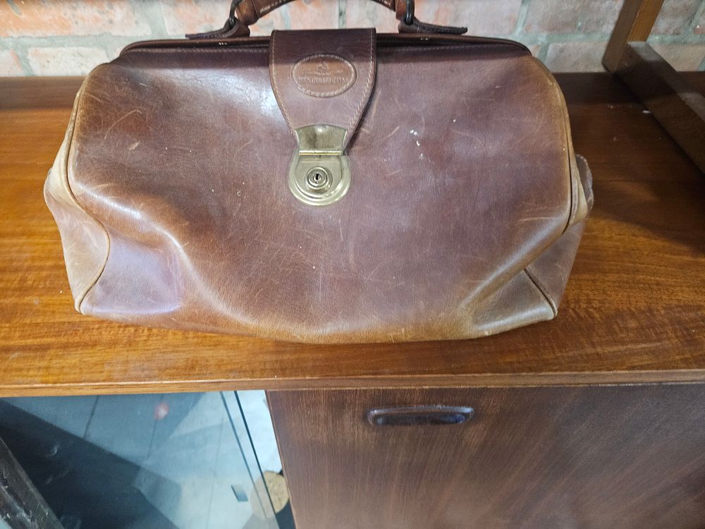 Lot 275 – A Vintage Henry Milton Brown Leather Gladstone Doctor’s Bag