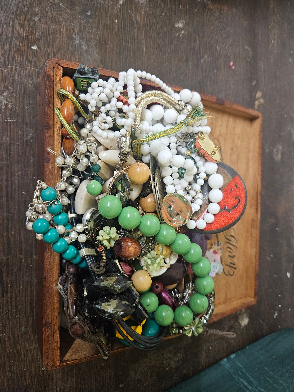 Lot 307 – A Collection of Vintage and Modern Costume Jewellery in a Wooden Tray