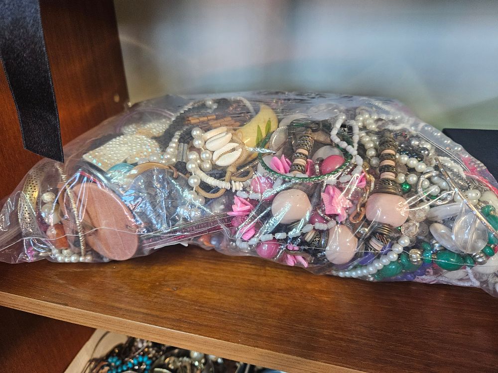 Lot 312 – An Assortment of Mixed Costume Jewellery