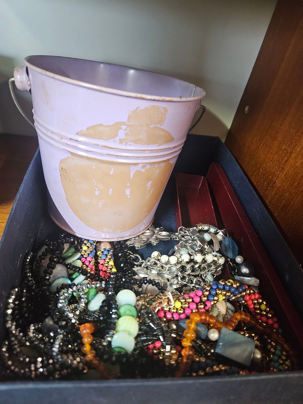 Lot 313 – An Assortment of Contemporary Costume Jewellery and a Decorative Miniature Bucket