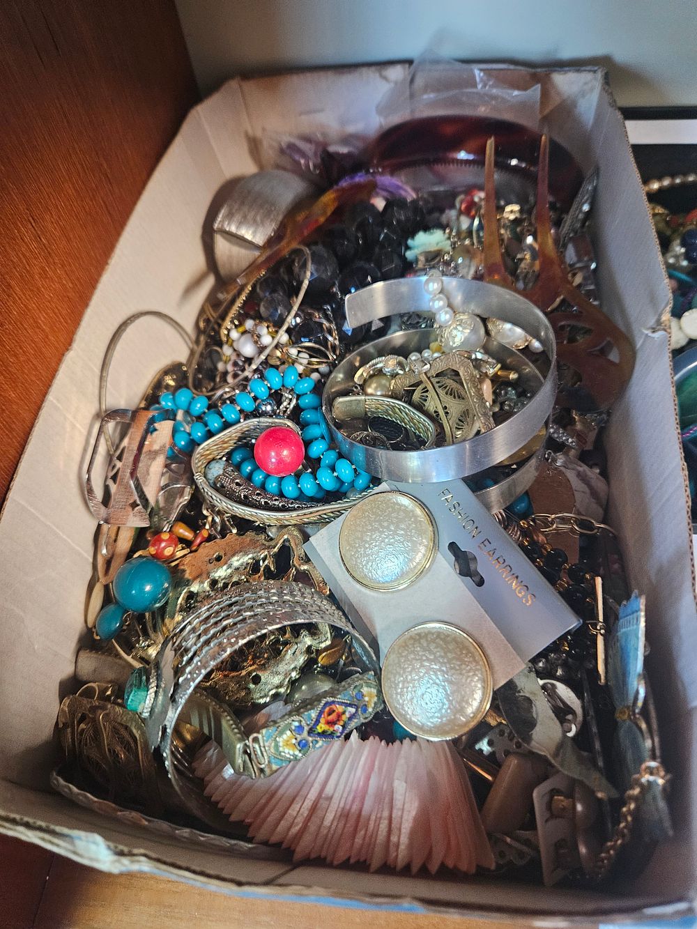 Lot 314 – A Large Collection of Assorted Vintage and Contemporary Costume Jewellery