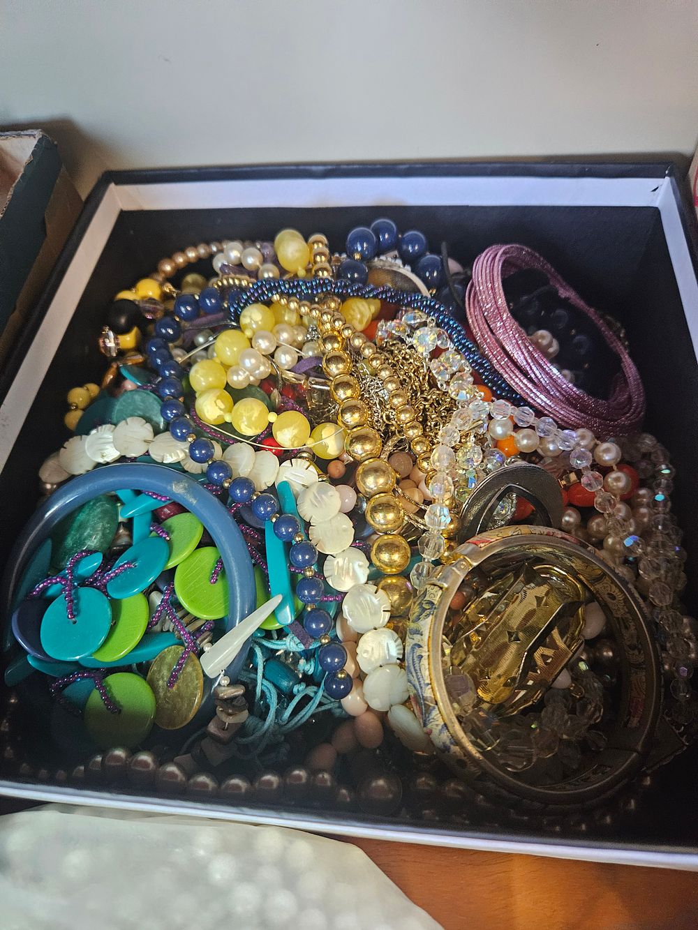 Lot 315 – An Assortment of Vintage and Modern Costume Jewellery