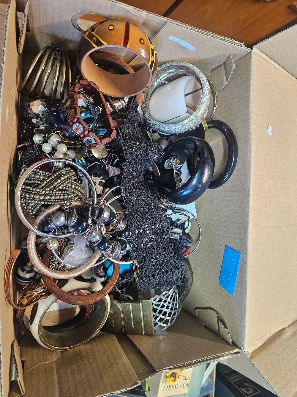 Lot 319 – An Assortment of Vintage and Modern Costume Jewellery and Accessories
