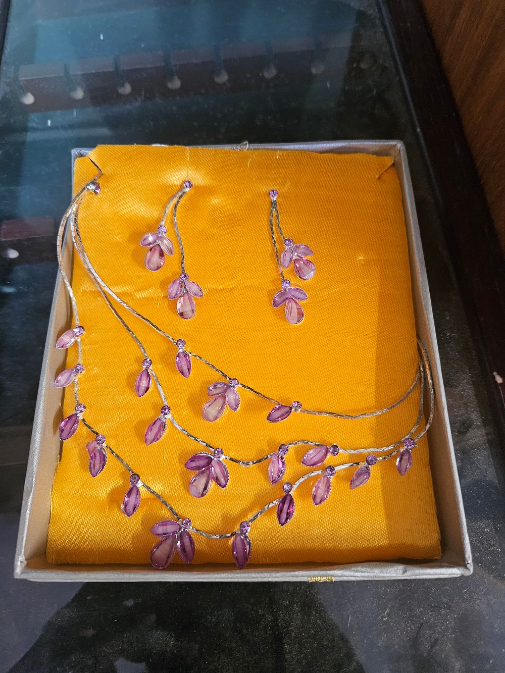 Lot 324 – A costume jewellery suite attributed to Faship comprising a multi-strand necklace and matching earrings