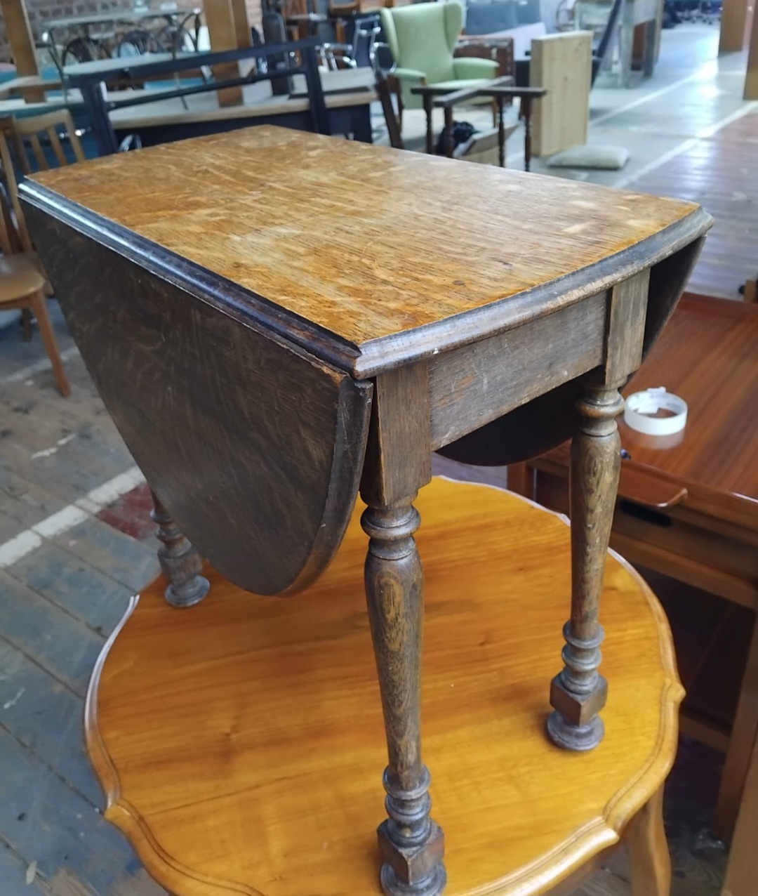 An Early 20th Century English Oak Gateleg Drop-Leaf Table