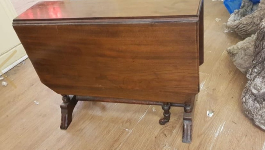 An Antique Victorian Walnut Sutherland Table