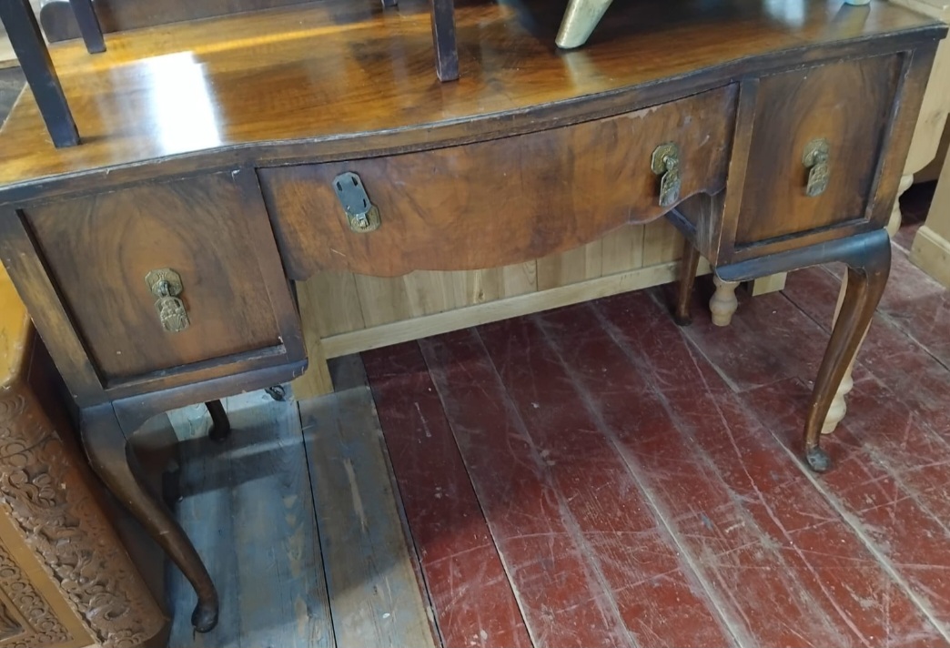 Queen Anne Style Mahogany Veneer Sideboard