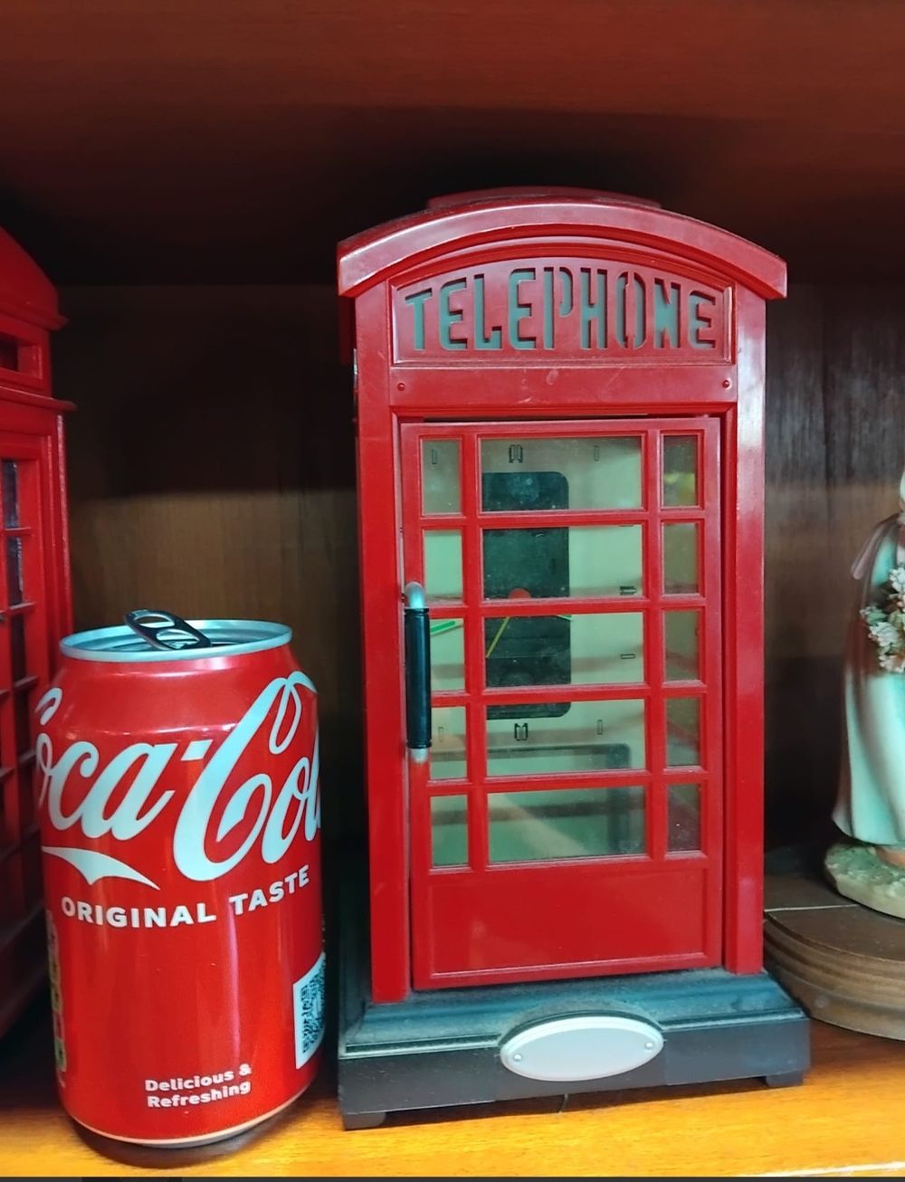Lot 142 – A British Red Telephone Kiosk Novelty Quartz Mantel Clock