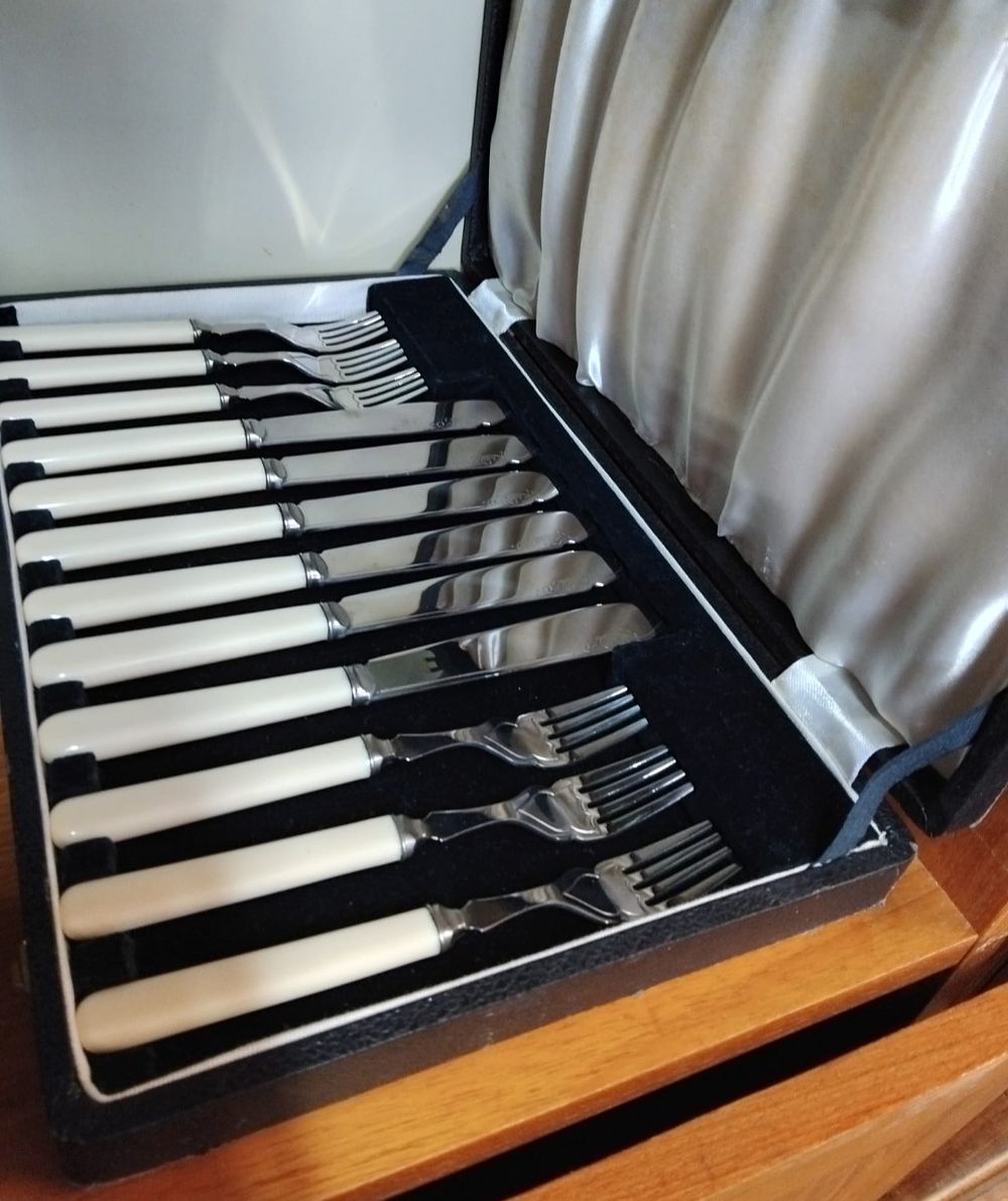 Lot 182 – A Cased Twelve-Piece Fish Service for Six with Ivorine Handles