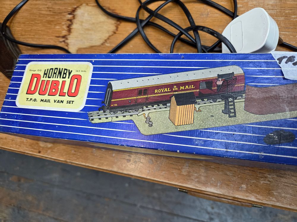 Lot 166 – Vintage Hornby Dublo T.P.O. Mail Van Set