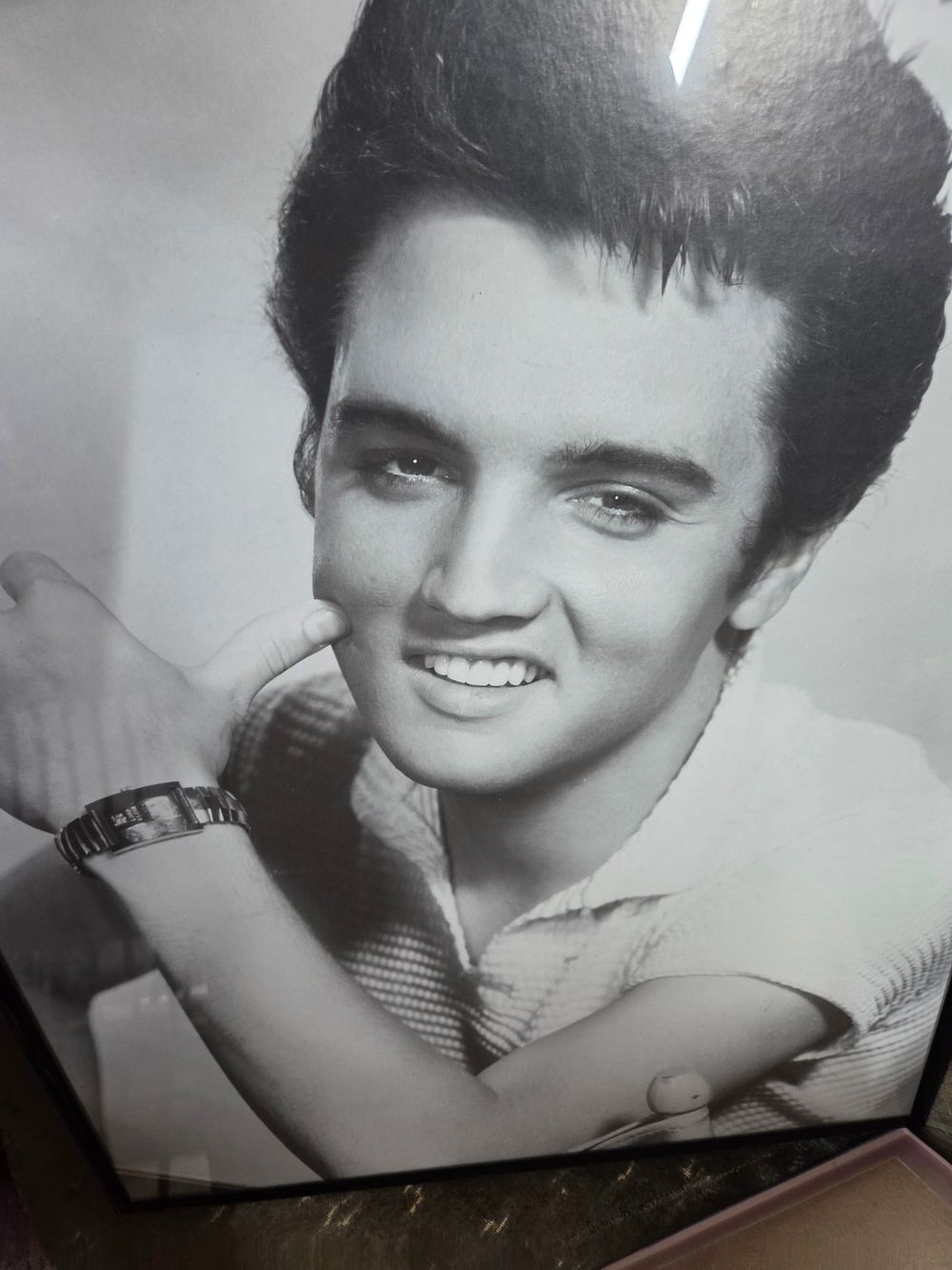 Lot 169 – A Vintage Framed Elvis Presley Portrait Print