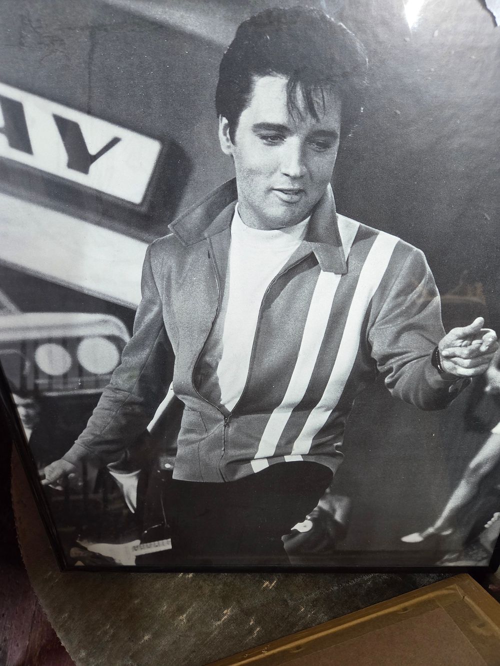 Lot 170 – A Vintage Framed Elvis Presley Print