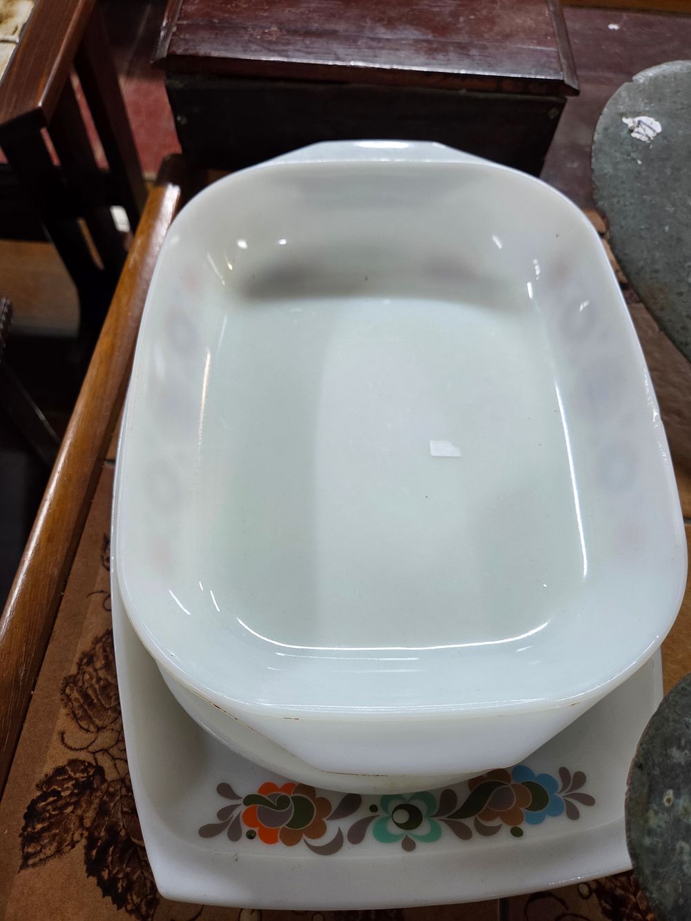Lot 183 – Two Vintage Milk Glass Ovenware Pieces af
