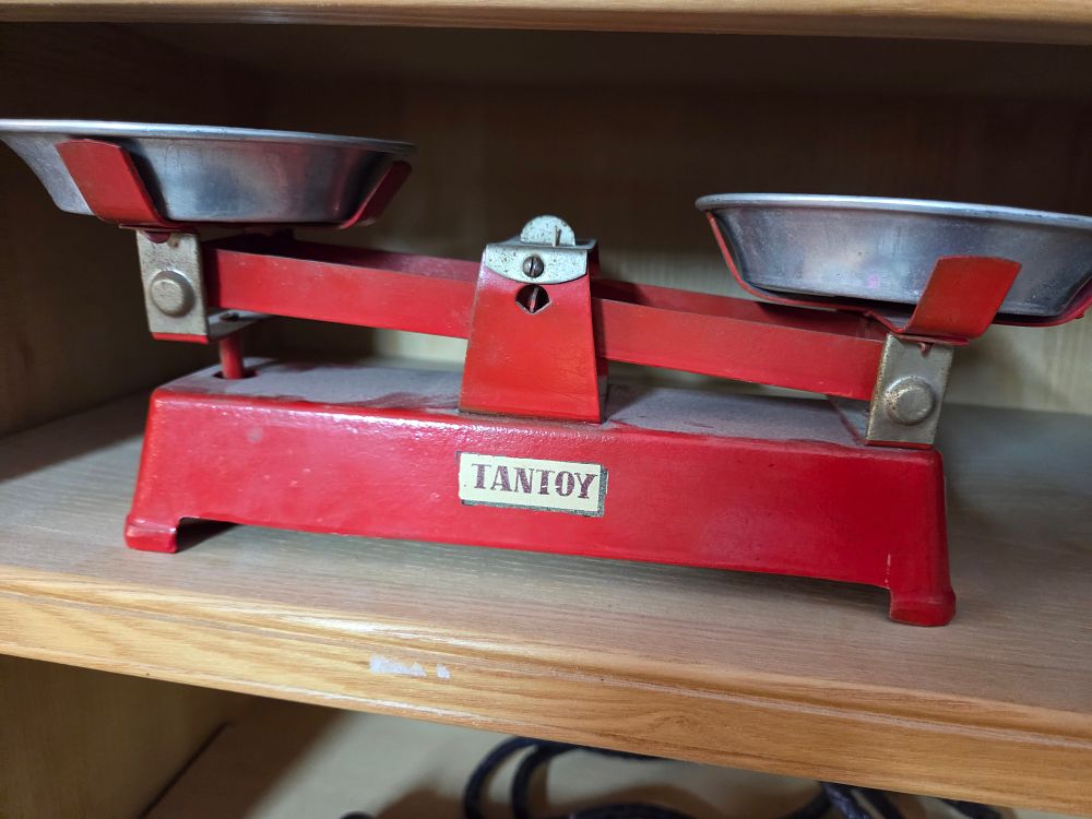 Lot 223 – A Vintage Tantoy Tinplate Balance Scale