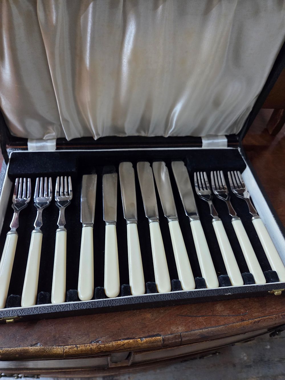 Lot 254 – A Set of Stainless Steel Fish Cutlery with Ivorine Handles