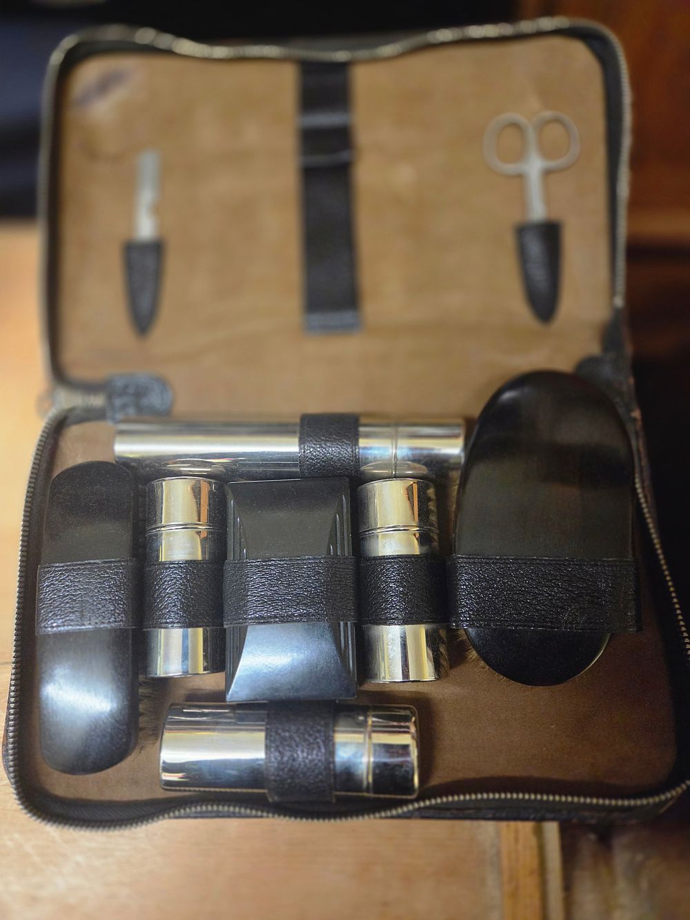 Lot 280 – Vintage Leather Travel Grooming Kit