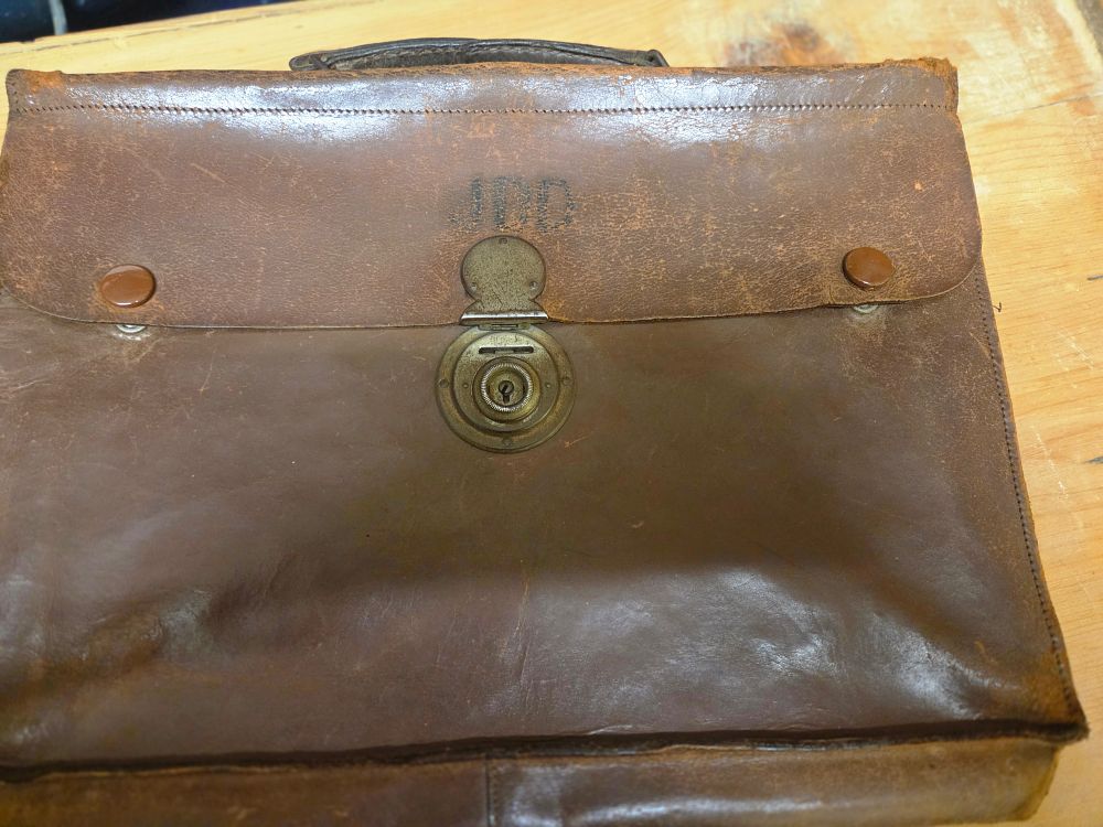 Lot 282 – Vintage Leather Flap-front Briefcase with Brass Lock af