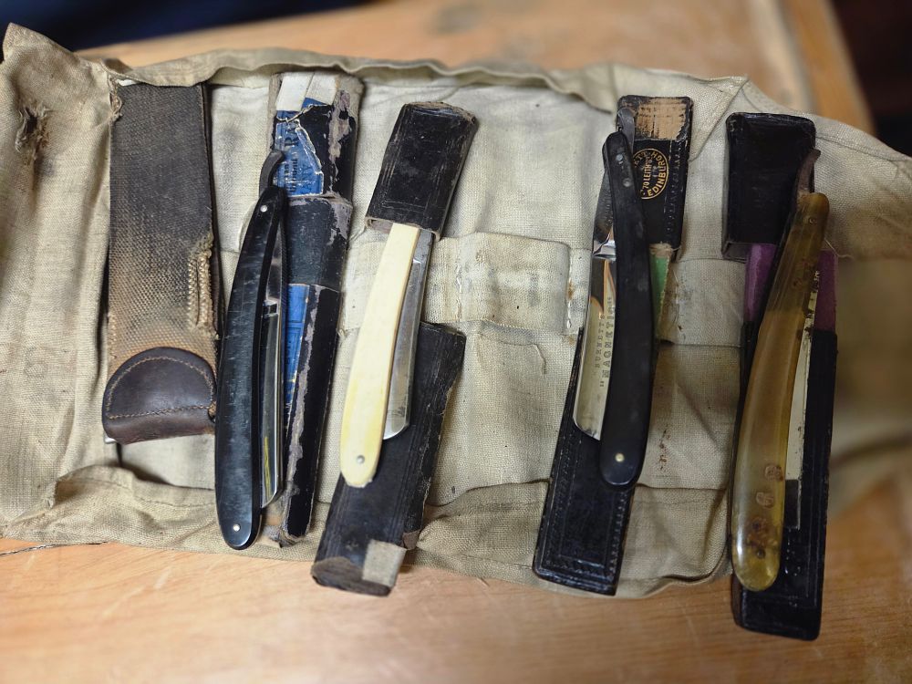Lot 293 – A Collection of Antique Straight Razors