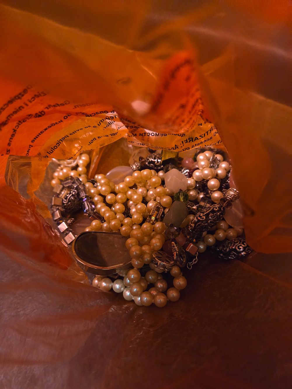 Lot 300 – An Assortment of Vintage Costume Jewellery