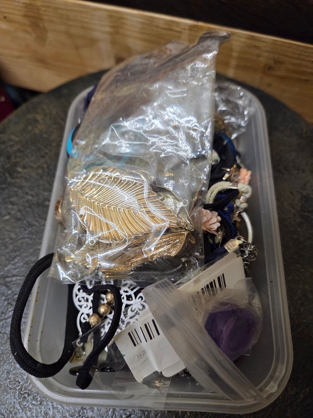 Lot 304 – A Collection of Contemporary Costume Jewellery and Hair Accessories