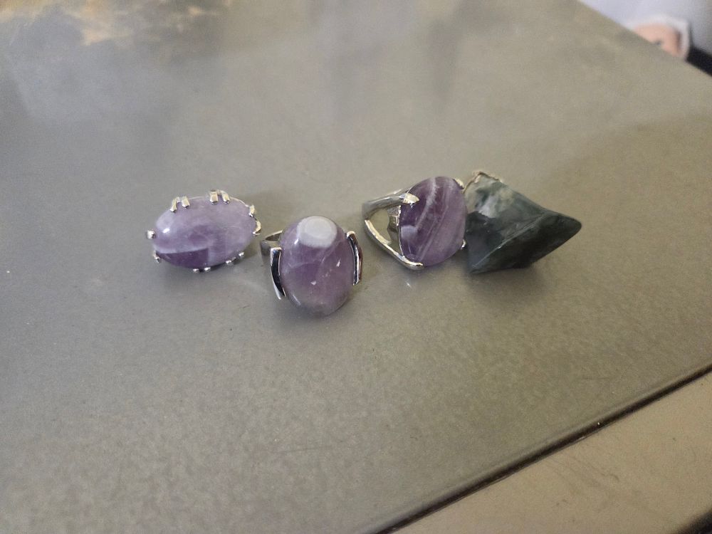 Lot 329 – A Collection of Amethyst and Agate Dress Rings
