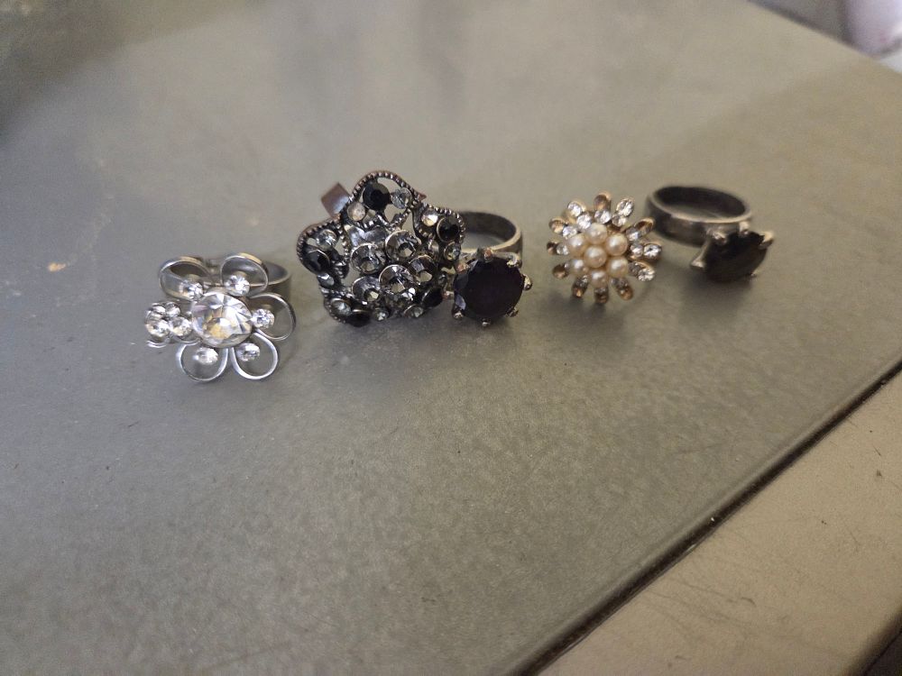 Lot 331 – A Collection of Costume Rings