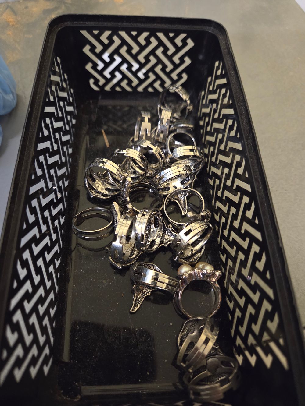 Lot 334 – A Collection of Costume Rings
