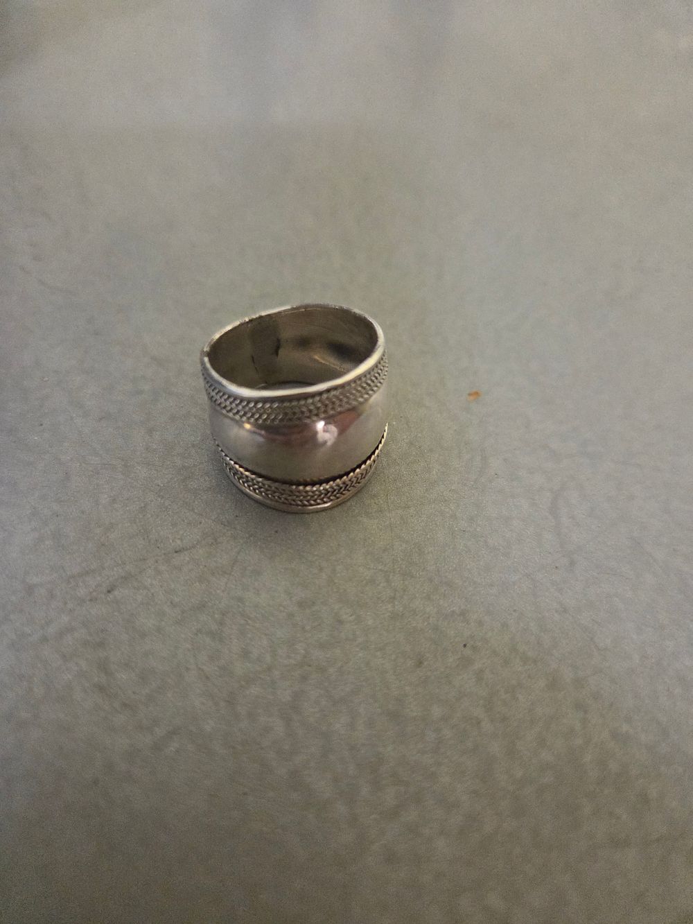 Lot 339 – A Vintage Silver Band Ring with Rope Design