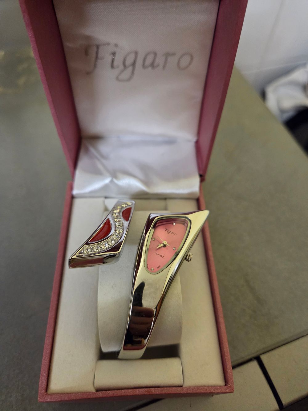 Lot 346 – A Contemporary Figaro Bangle Watch not tested