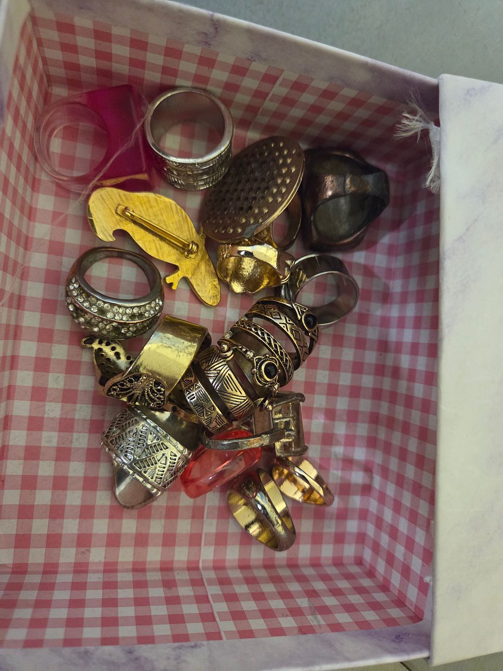 Lot 348 – An Assortment of Vintage and Contemporary Costume Jewellery